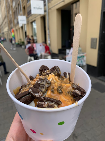 YOLI FROZEN YOGURT